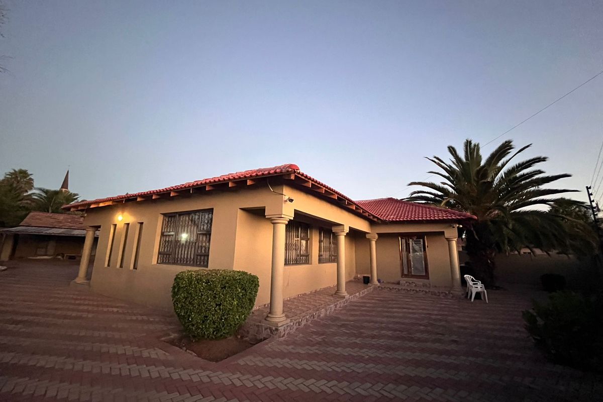 Here is a polished, warm appealing home with a touch of luxury! - Photo 2