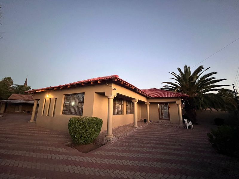 Here is a polished, warm appealing home with a touch of luxury! - Photo 2