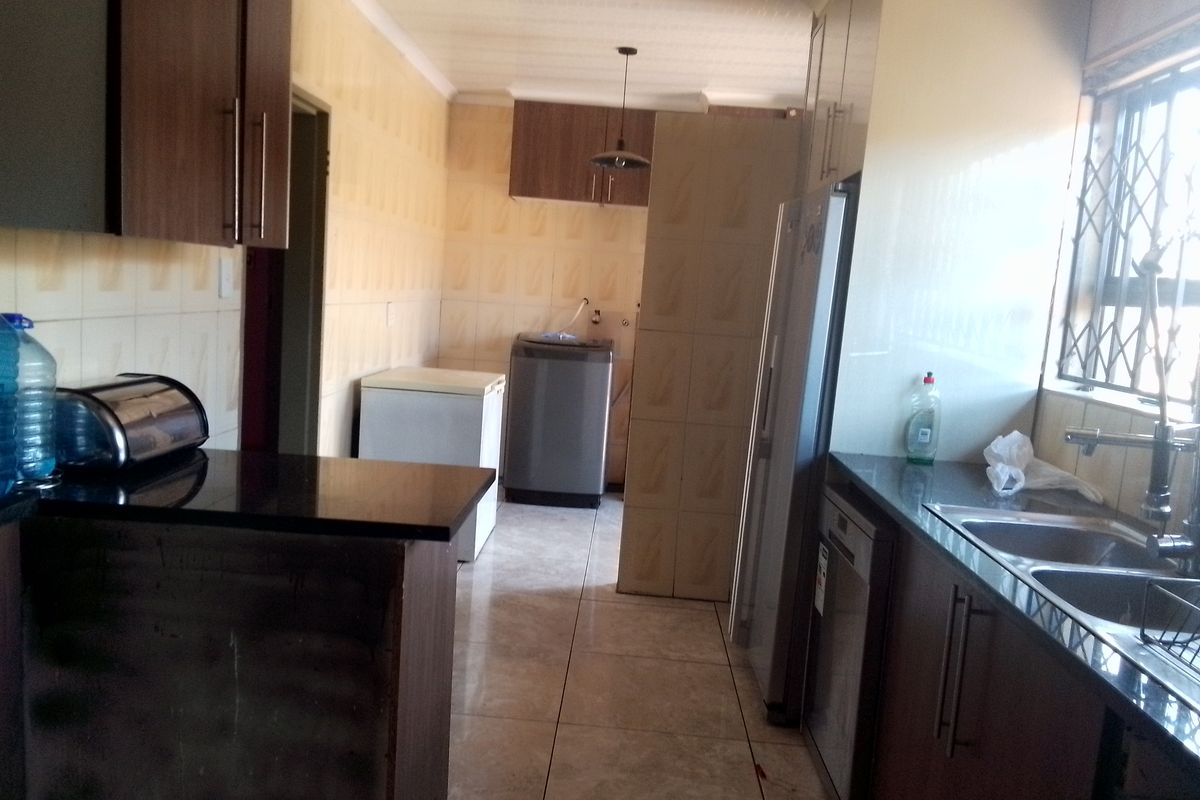 Here is a polished, warm appealing home with a touch of luxury! - Photo 5