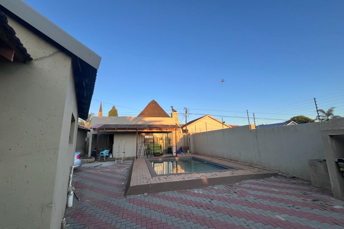 Here is a polished, warm appealing home with a touch of luxury! - Photo 3