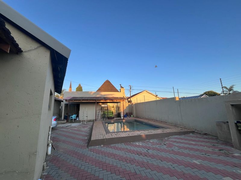 Here is a polished, warm appealing home with a touch of luxury! - Photo 3