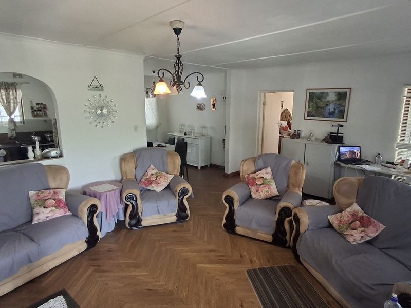 Spacious Family Home in Trafalgar - Photo 2