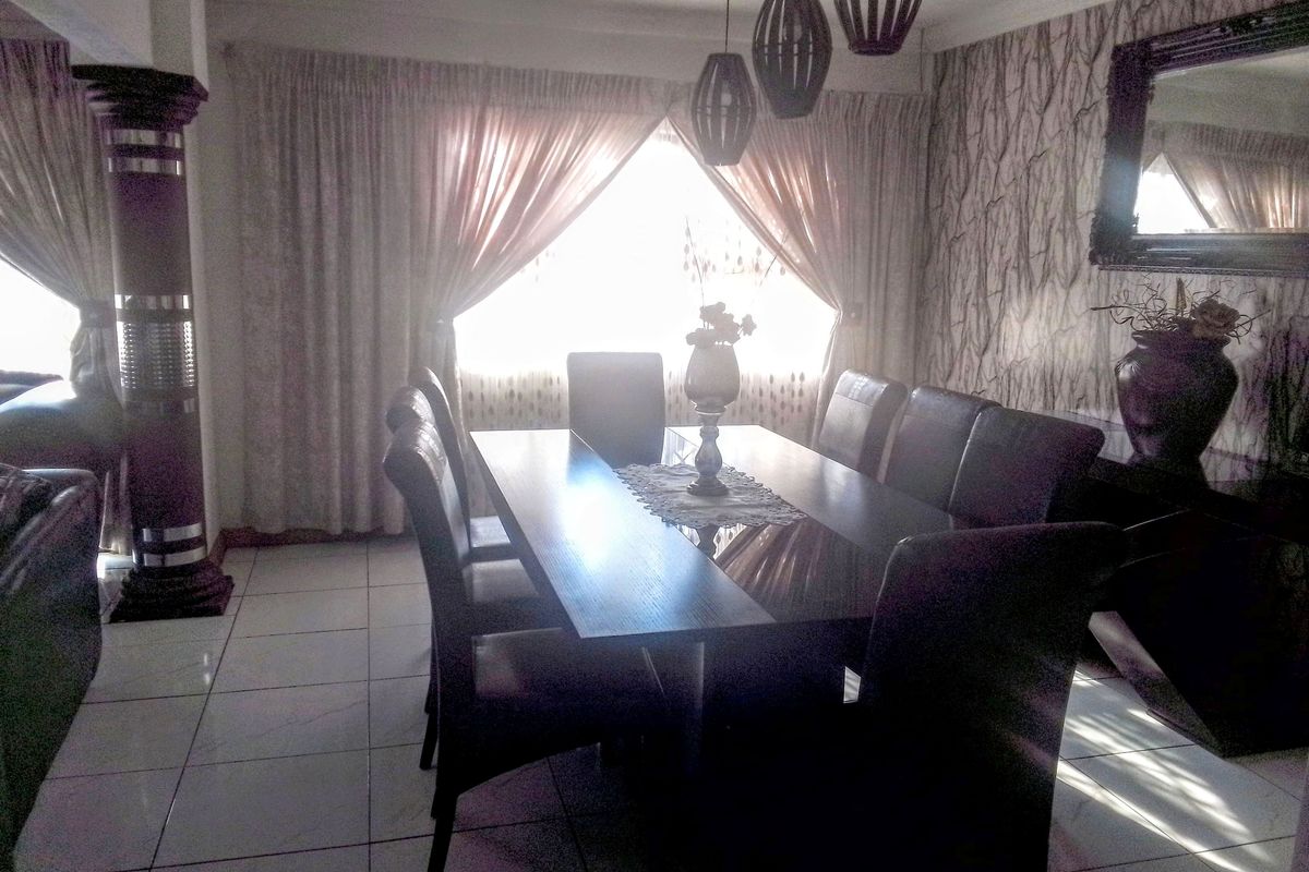 Charming 2-Bedroom Home with Spacious Yard and Built-in Carport! - Photo 5