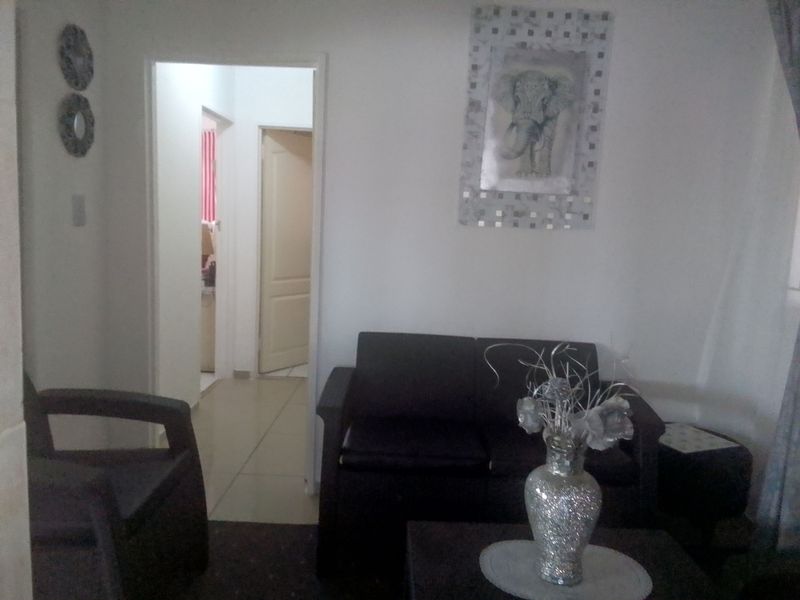 Charming 2-Bedroom Home with Spacious Yard and Built-in Carport! - Photo 3