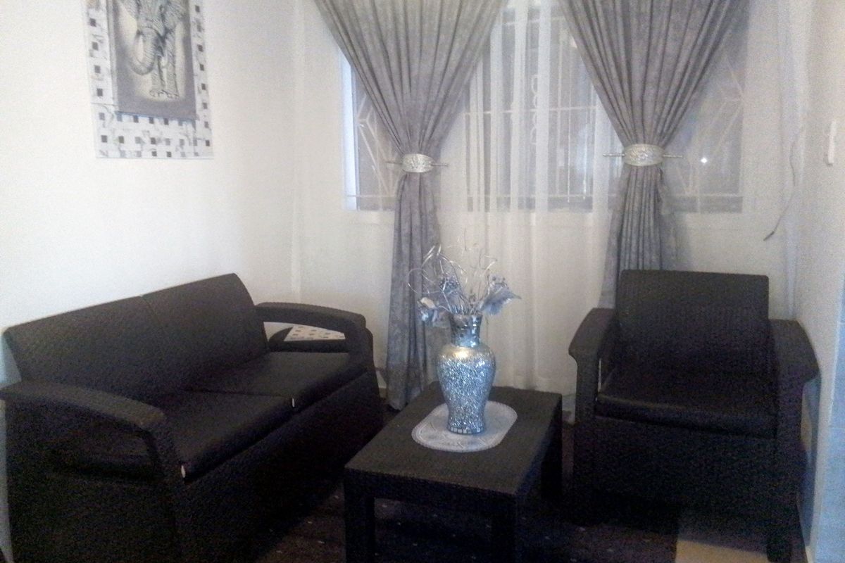 Charming 2-Bedroom Home with Spacious Yard and Built-in Carport! - Photo 4