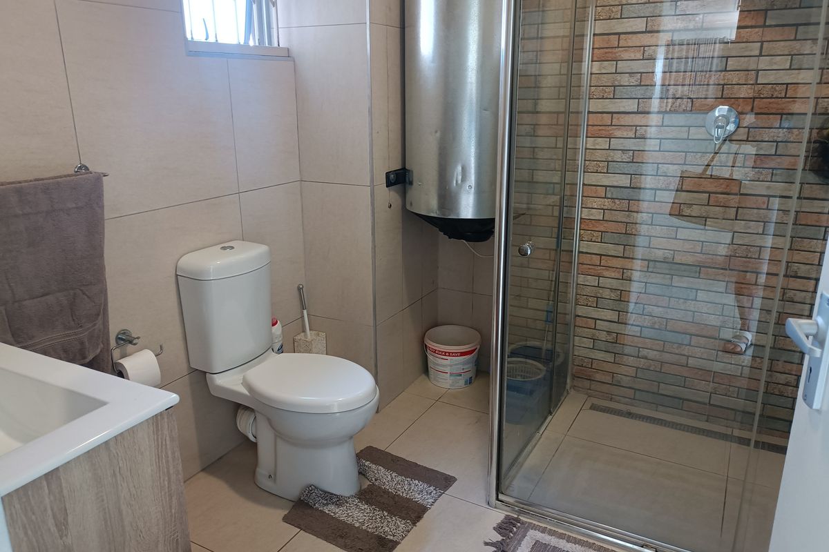 MODERN THREE BEDROOM  GEM - Photo 5