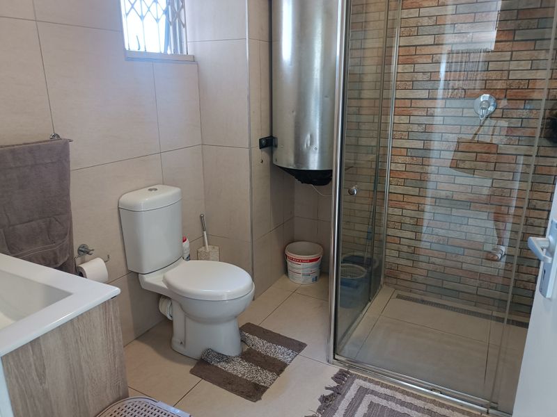 MODERN THREE BEDROOM  GEM - Photo 5