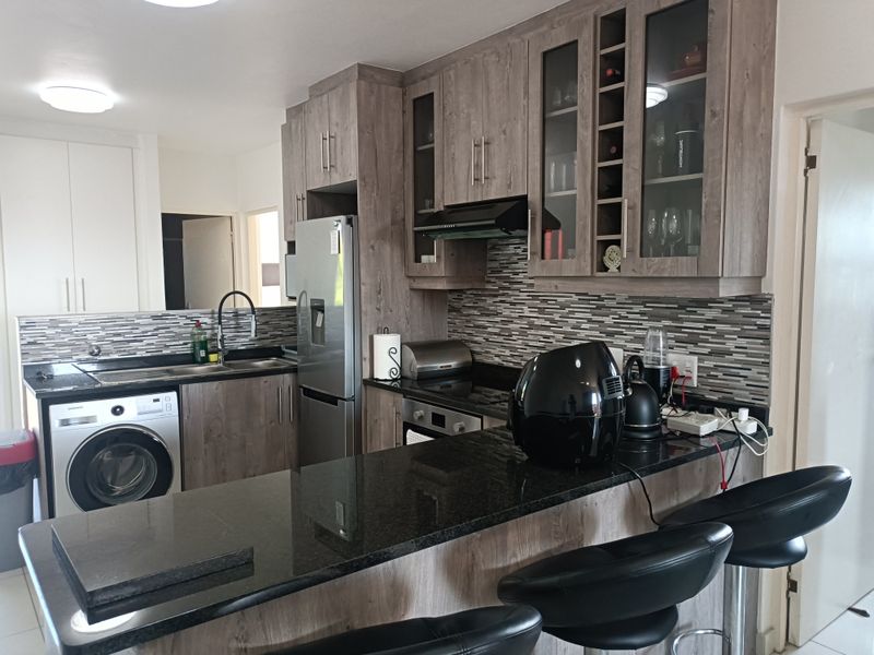 MODERN THREE BEDROOM  GEM - Photo 3