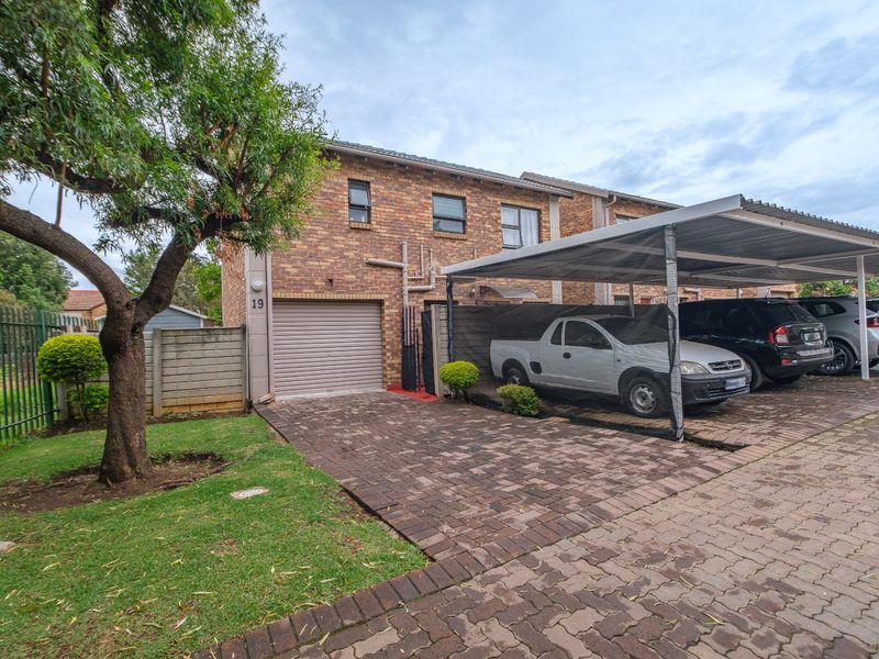 URGENT SALE - Priced to Sell | Modern 3-Bedroom Townhouse in Wilgeheuwel 🔥 - Photo 7