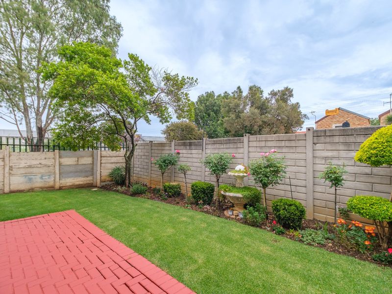 URGENT SALE - Priced to Sell | Modern 3-Bedroom Townhouse in Wilgeheuwel 🔥 - Photo 6