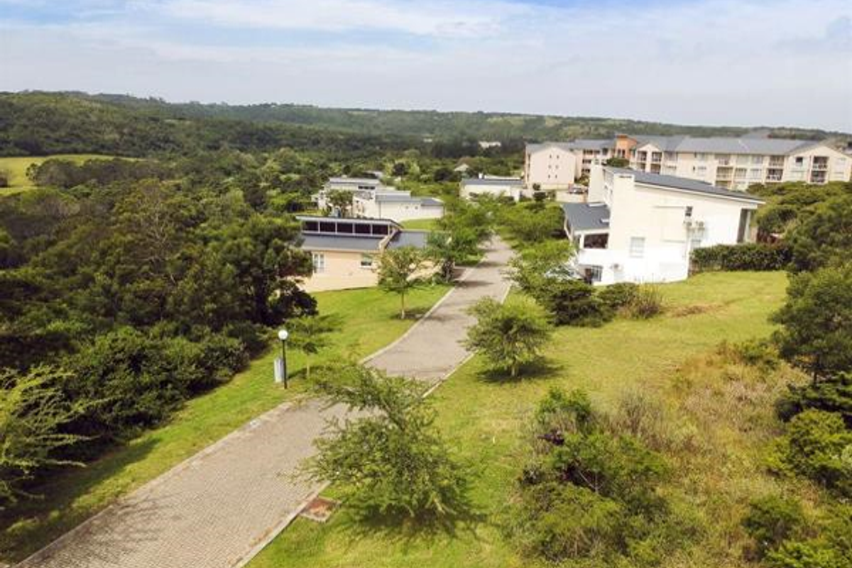Peace and tranquil living in this Beacon Bay complex - Photo 3