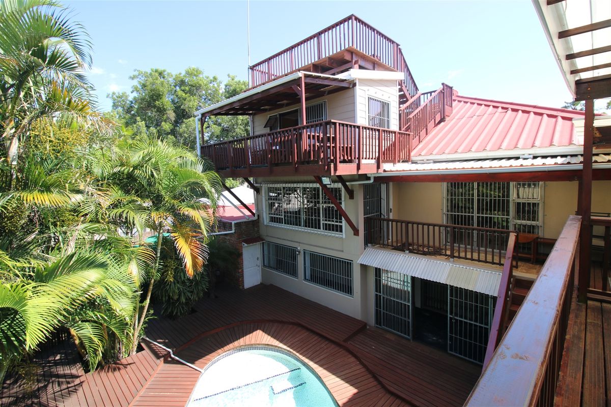 Situated in the heart of Vincet. With 2 separate flats. - Photo 2