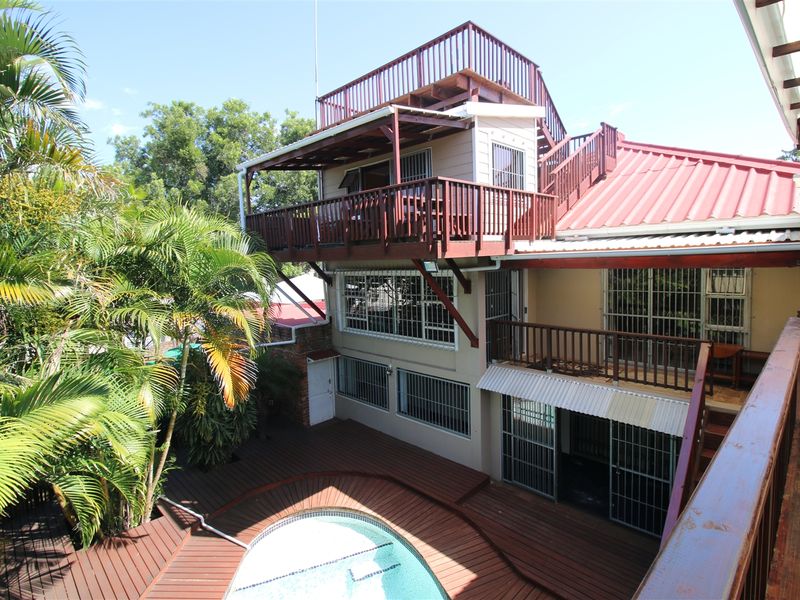 Situated in the heart of Vincet. With 2 separate flats. - Photo 2