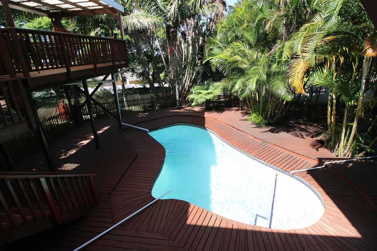 Situated in the heart of Vincet. With 2 separate flats. - Photo 5