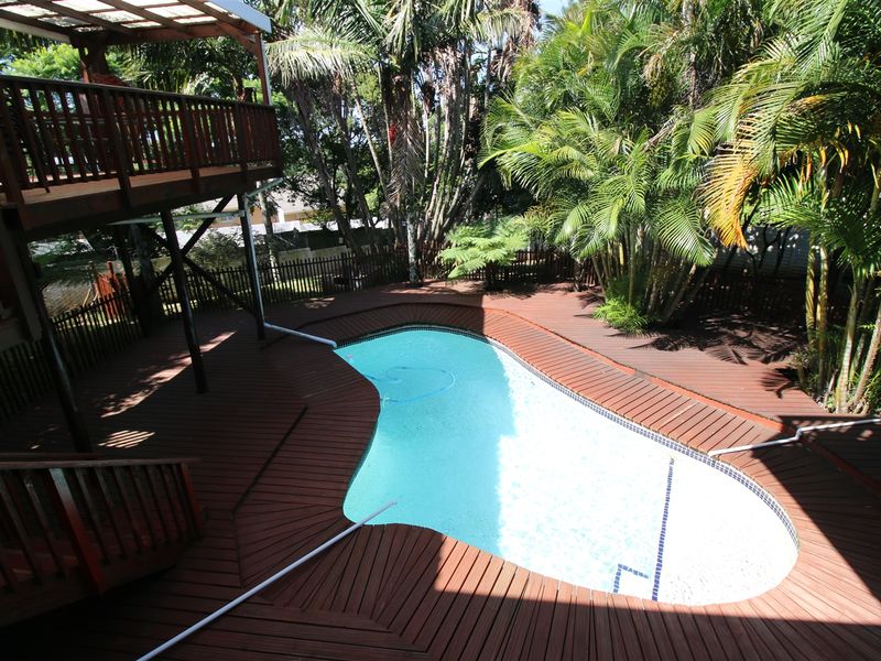 Situated in the heart of Vincet. With 2 separate flats. - Photo 5