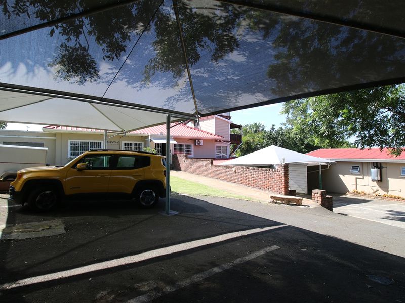 Situated in the heart of Vincet. With 2 separate flats. - Photo 6