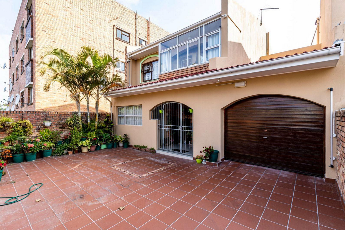 Lovely Townhouse  In Southernwood - Just Lock up & Go - Photo 3