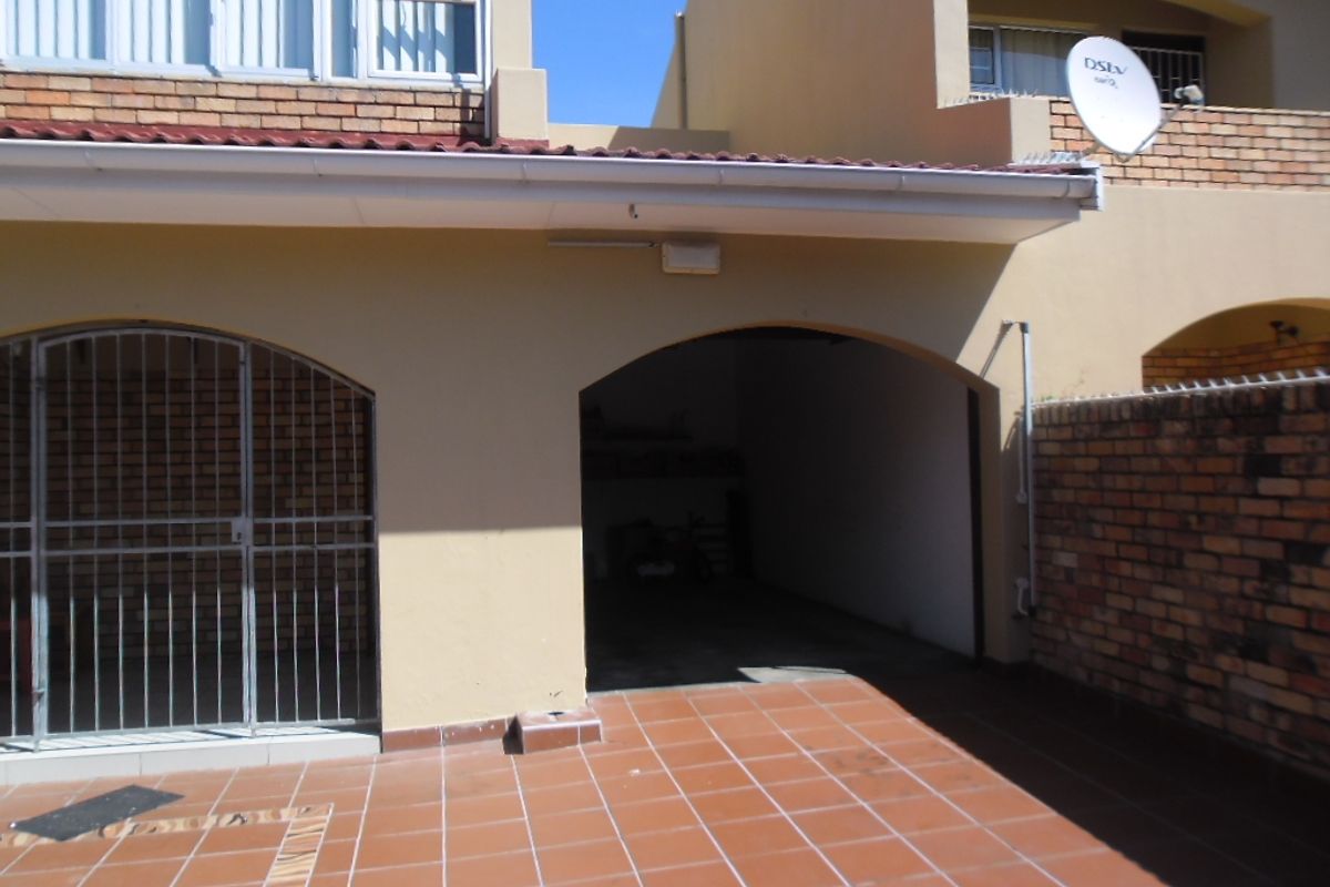 Lovely Townhouse  In Southernwood - Just Lock up & Go - Photo 4