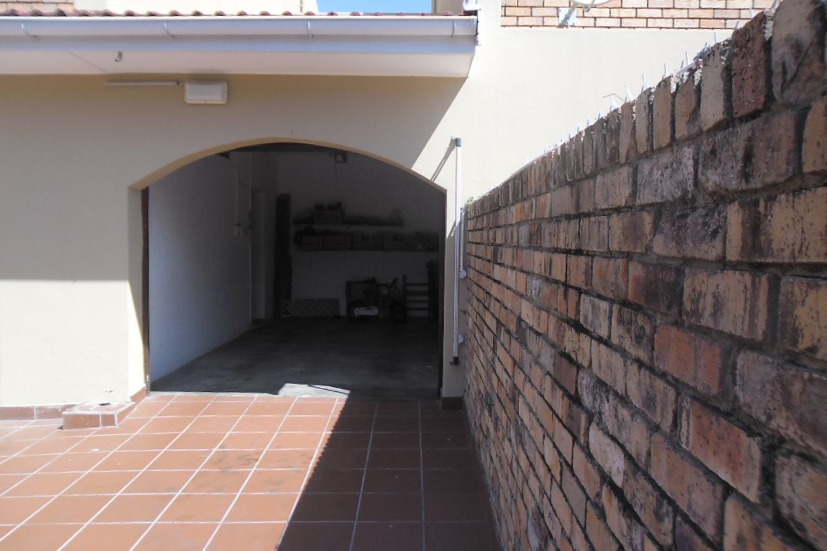 Lovely Townhouse  In Southernwood - Just Lock up & Go - Photo 5