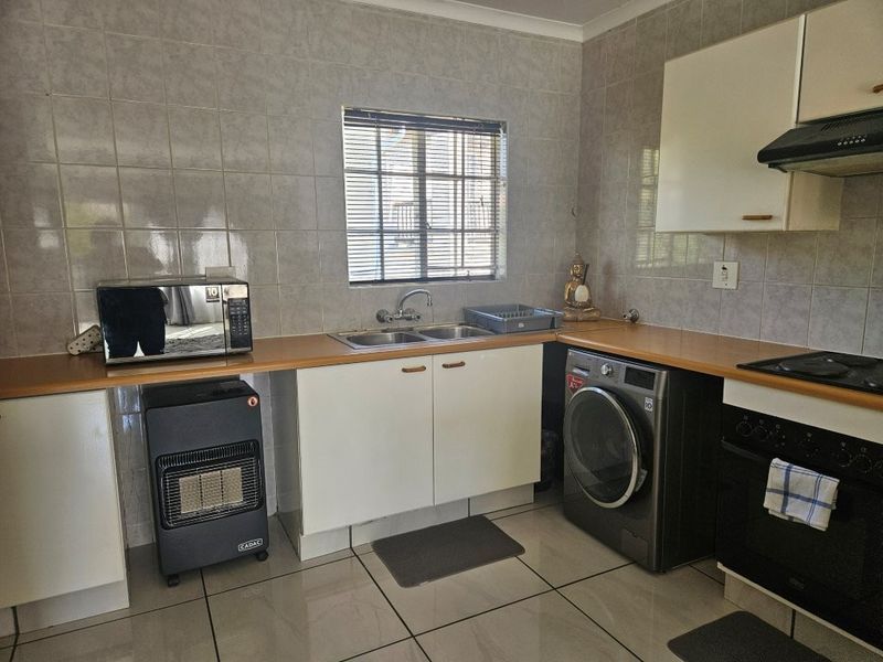 Neat 2 Bedroom Apartment in Well-Maintained Complex - Photo 5