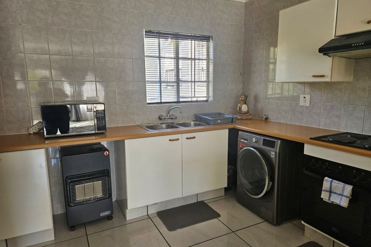 Neat 2 Bedroom Apartment in Well-Maintained Complex - Photo 5