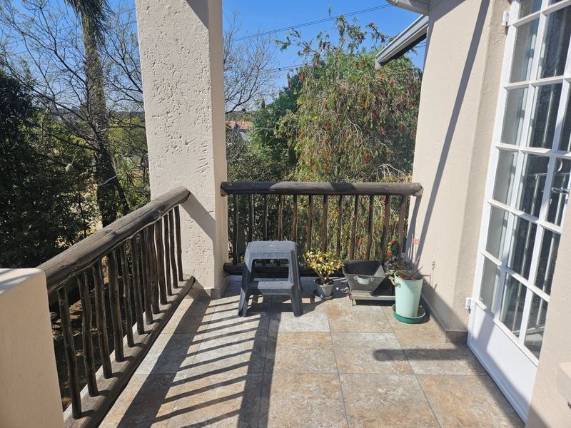 Neat 2 Bedroom Apartment in Well-Maintained Complex - Photo 3