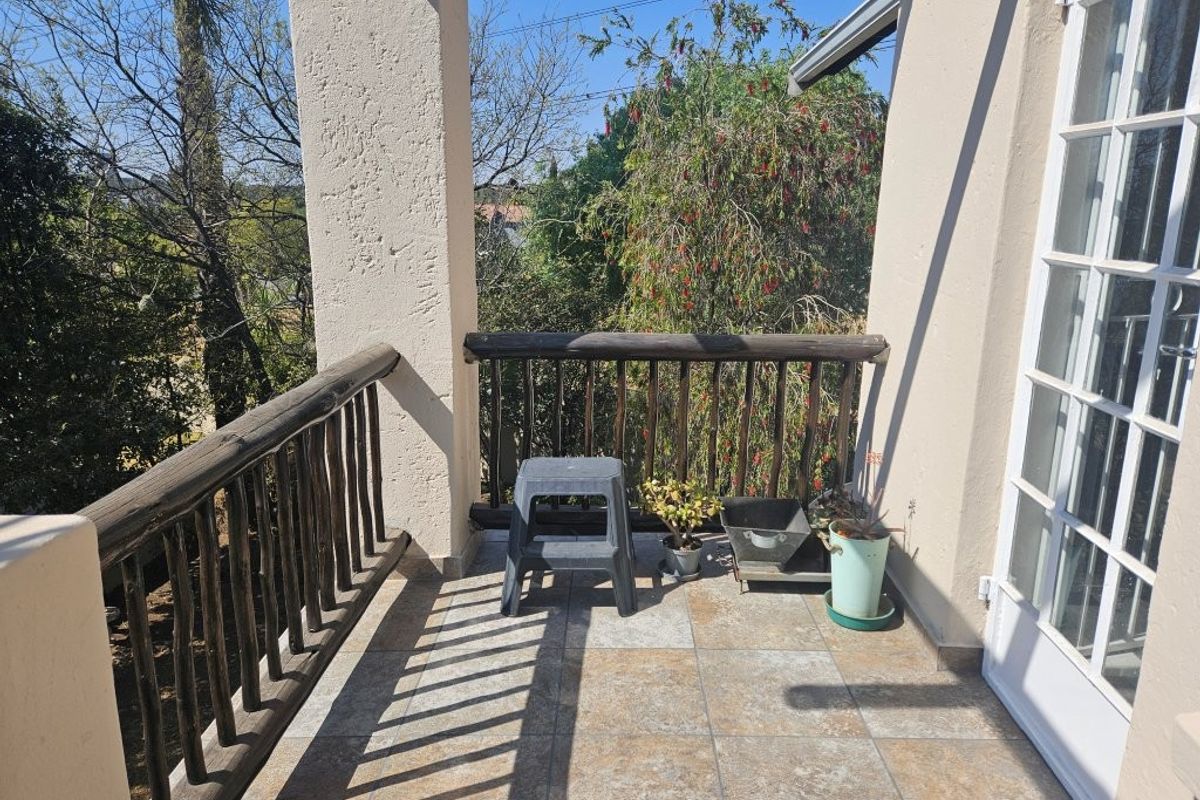 Neat 2 Bedroom Apartment in Well-Maintained Complex - Photo 3