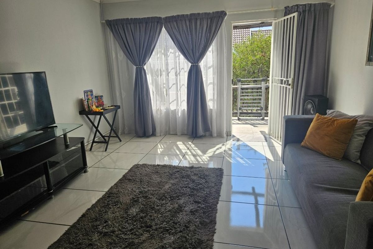 Neat 2 Bedroom Apartment in Well-Maintained Complex - Photo 4