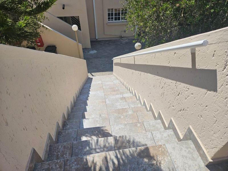 Neat 2 Bedroom Apartment in Well-Maintained Complex - Photo 2