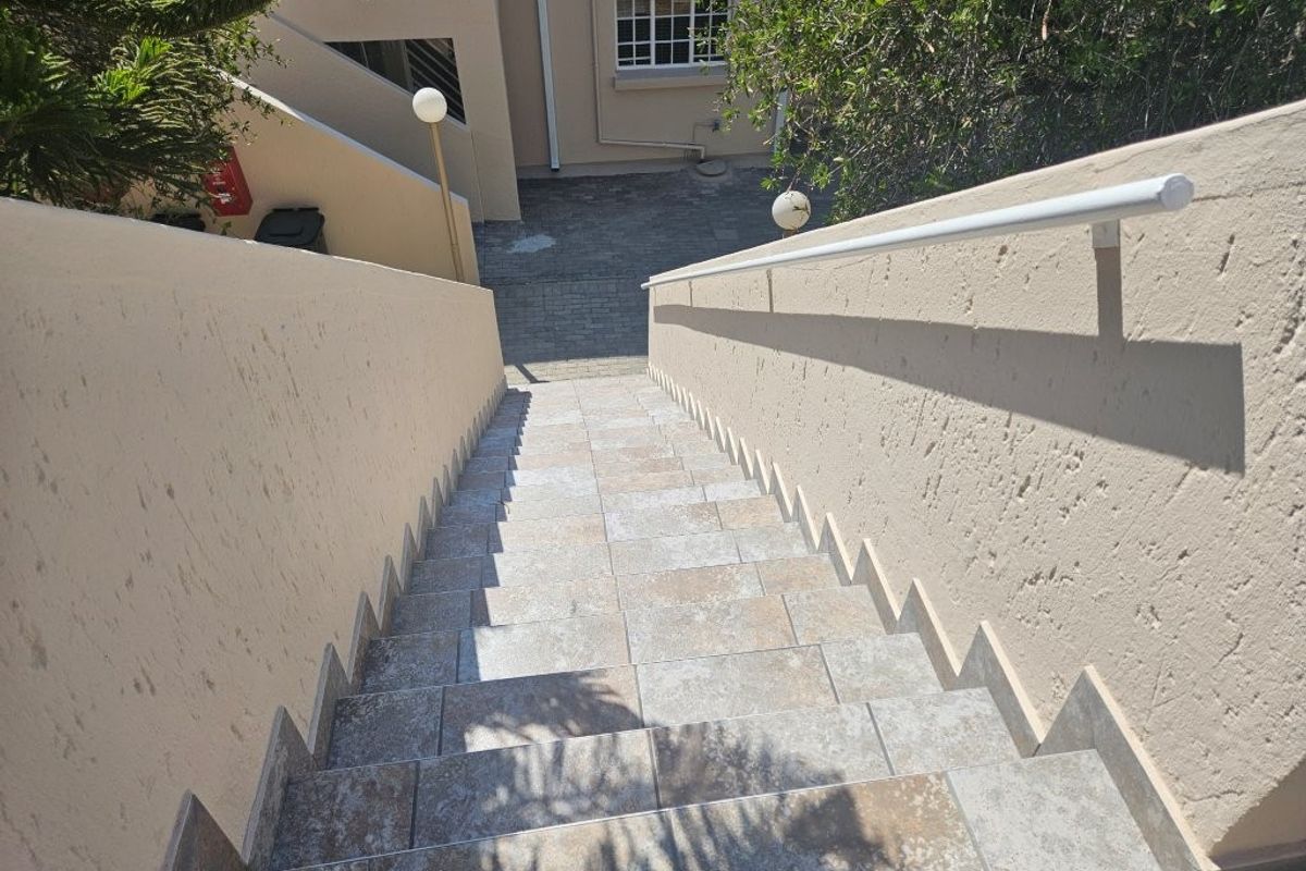 Neat 2 Bedroom Apartment in Well-Maintained Complex - Photo 2