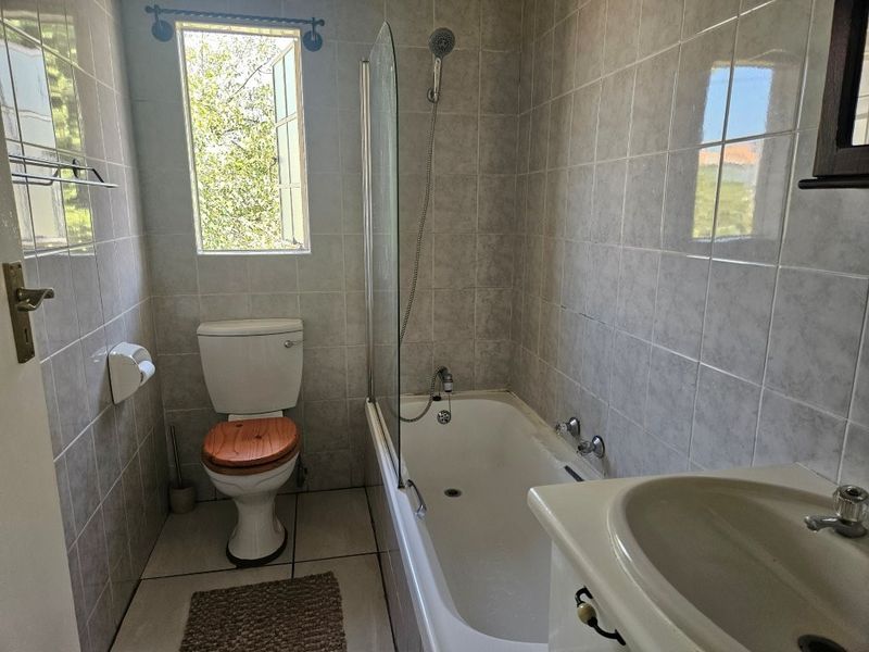 Neat 2 Bedroom Apartment in Well-Maintained Complex - Photo 9