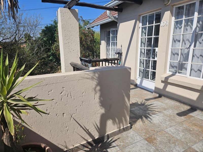 Neat 2 Bedroom Apartment in Well-Maintained Complex - Photo 1