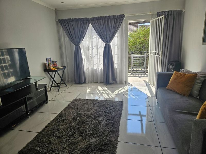 Neat 2 Bedroom Apartment in Well-Maintained Complex - Photo 4