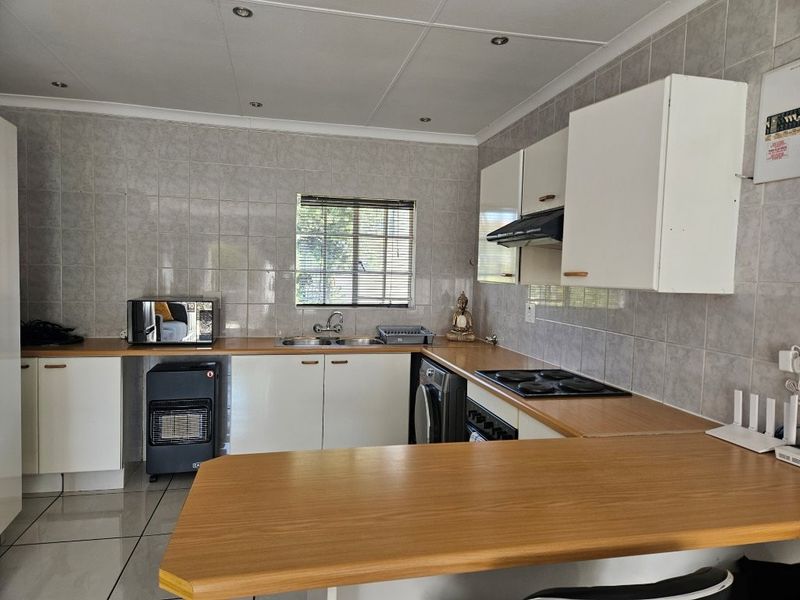 Neat 2 Bedroom Apartment in Well-Maintained Complex - Photo 7