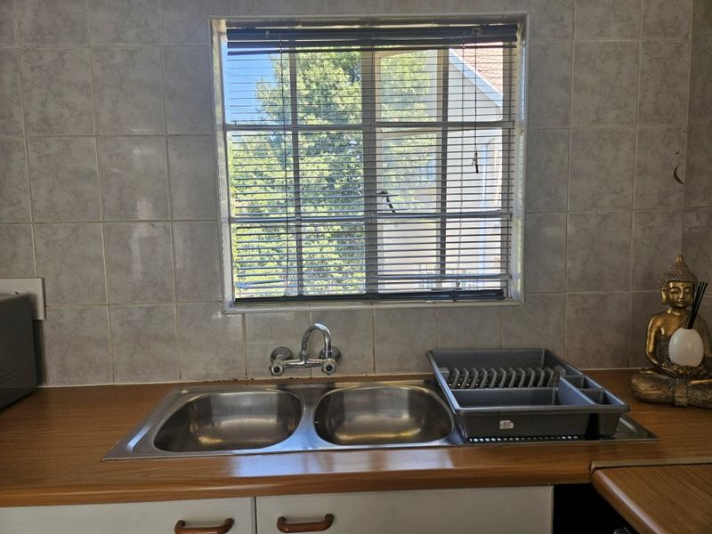 Neat 2 Bedroom Apartment in Well-Maintained Complex - Photo 6