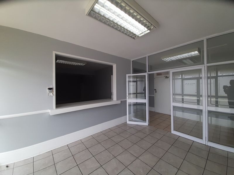 Industrial property to let just off the N2 heading West from East London Harbour. - Photo 10