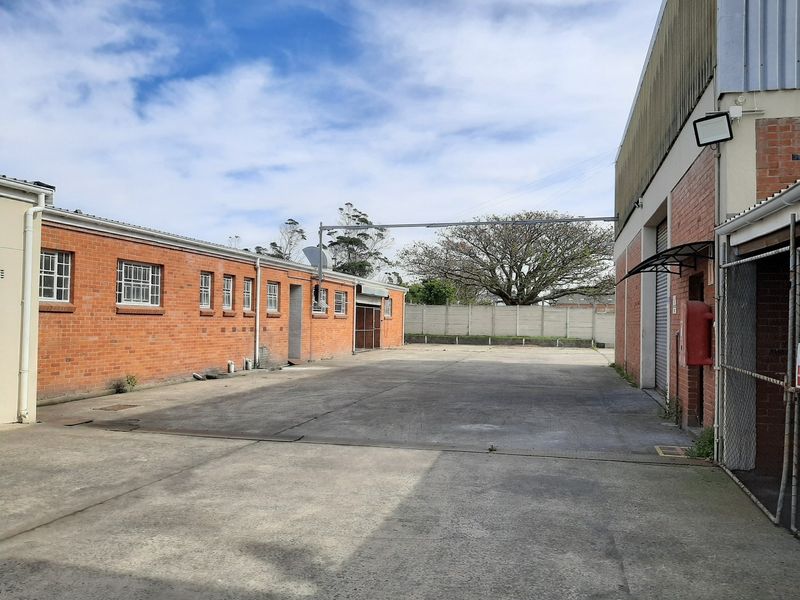 Industrial property to let just off the N2 heading West from East London Harbour. - Photo 8