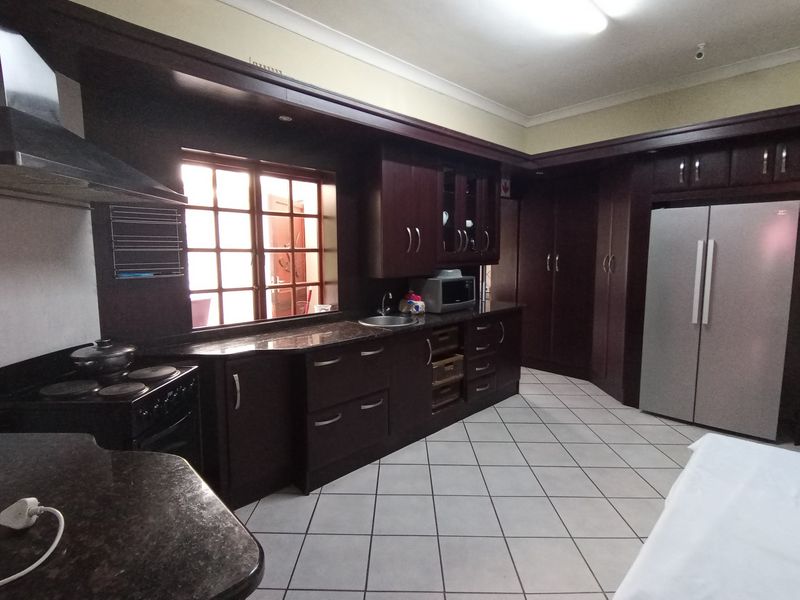 Guest House For Sale In East London - Photo 6