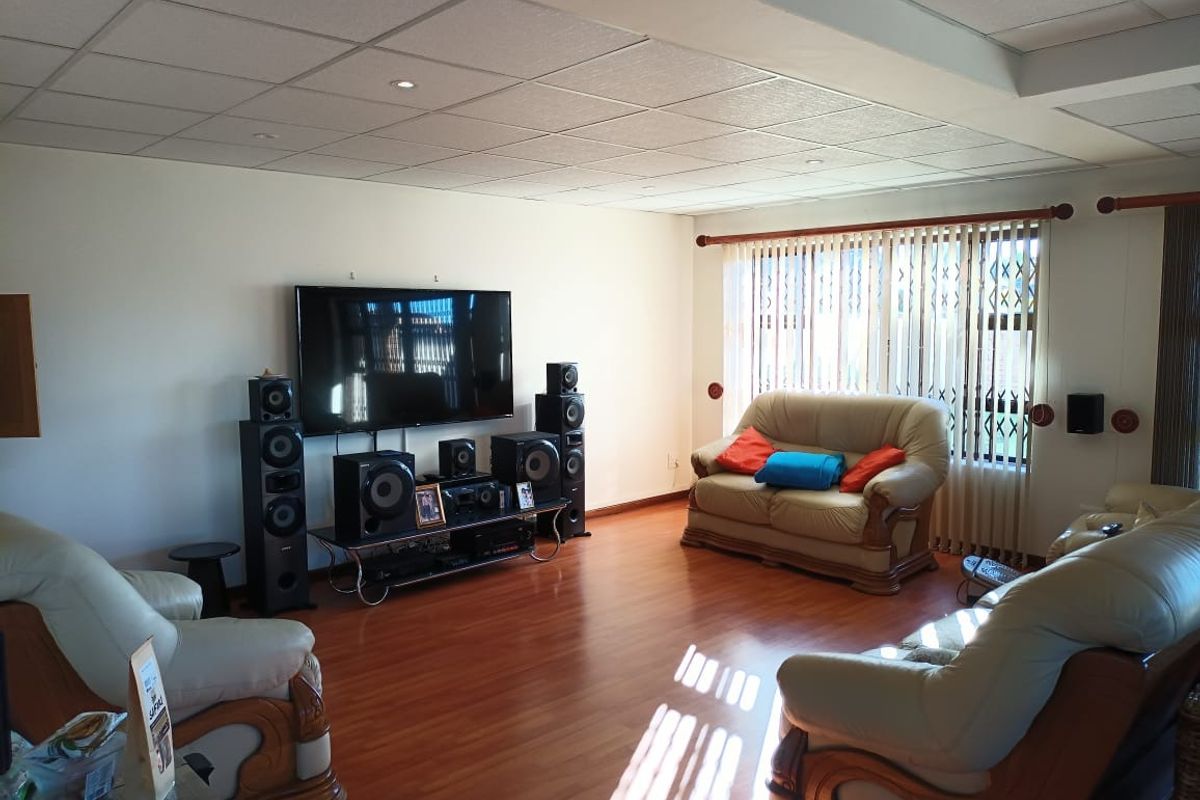 House For Sale In East London - Photo 3