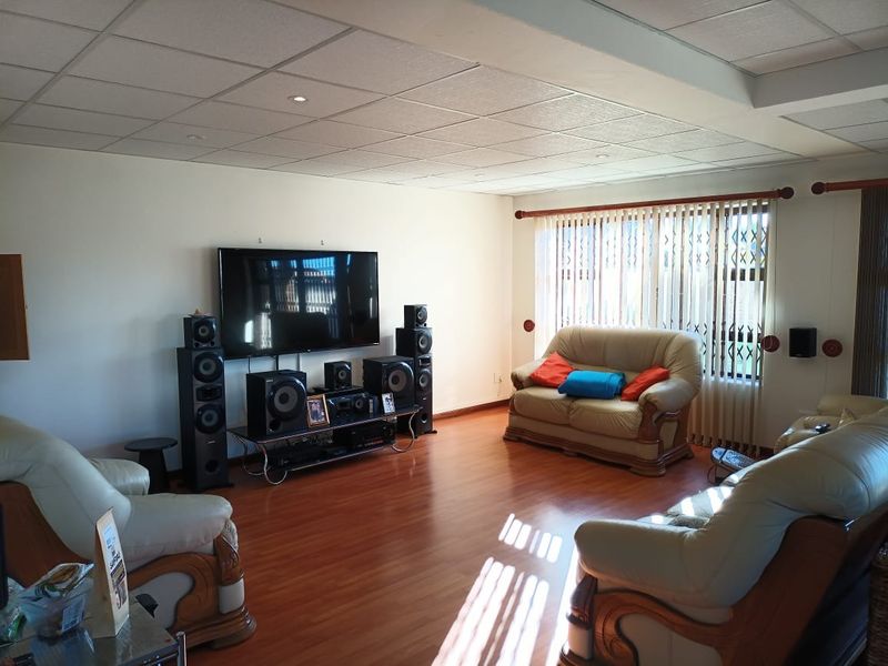 House For Sale In East London - Photo 3