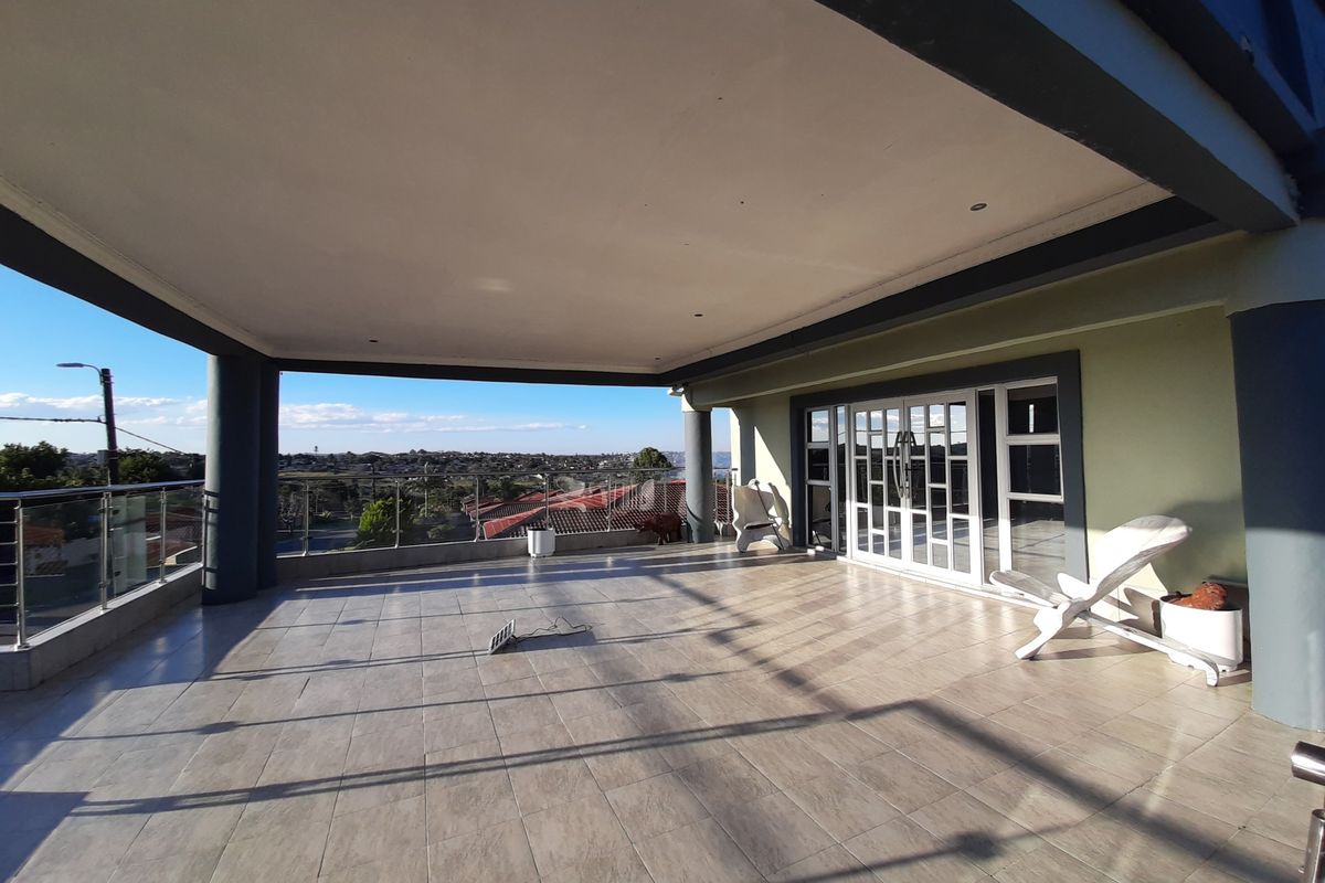 Large investment property offering multiple tenanted units with income! - Photo 3