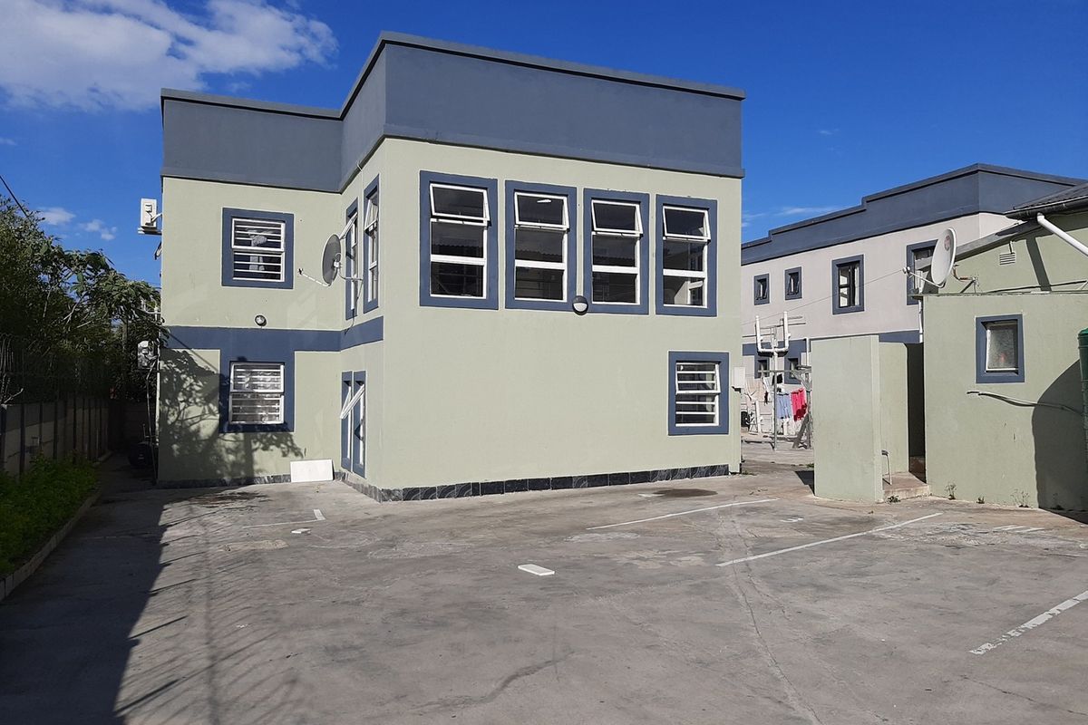 Large investment property offering multiple tenanted units with income! - Photo 4