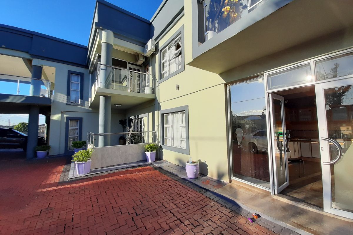Large investment property offering multiple tenanted units with income! - Photo 2