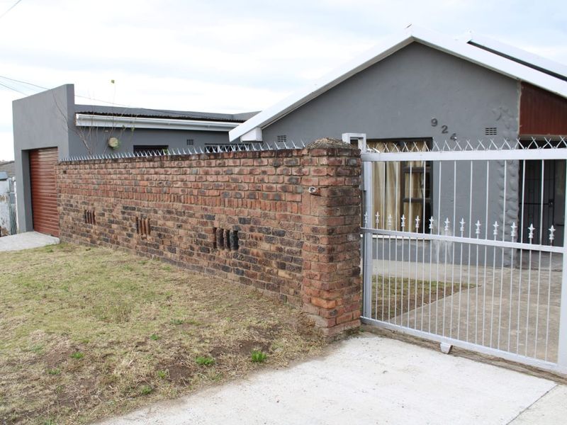 House For Sale In East London - Photo 2