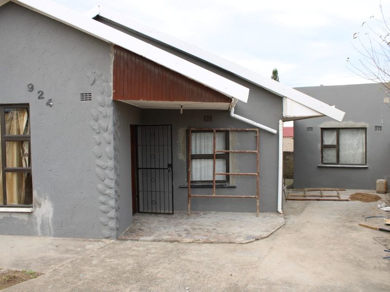 House For Sale In East London - Photo 3
