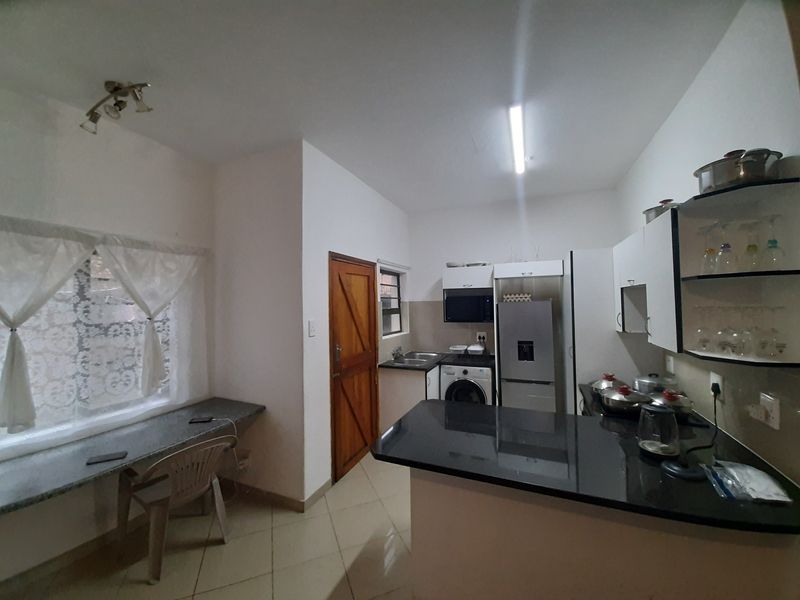 Lovely 3 bedroom affordable duplex in secure complex! - Photo 8