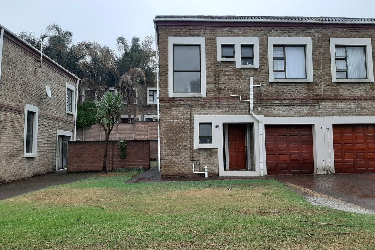 Lovely 3 bedroom affordable duplex in secure complex! - Photo 2