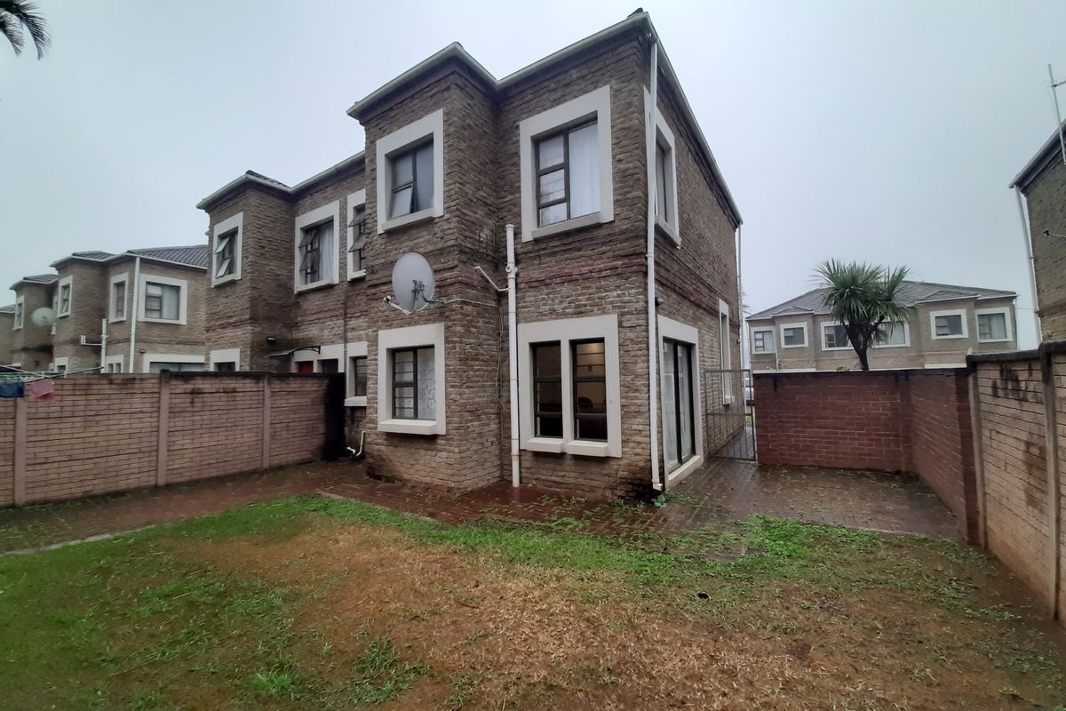 Lovely 3 bedroom affordable duplex in secure complex! - Photo 3