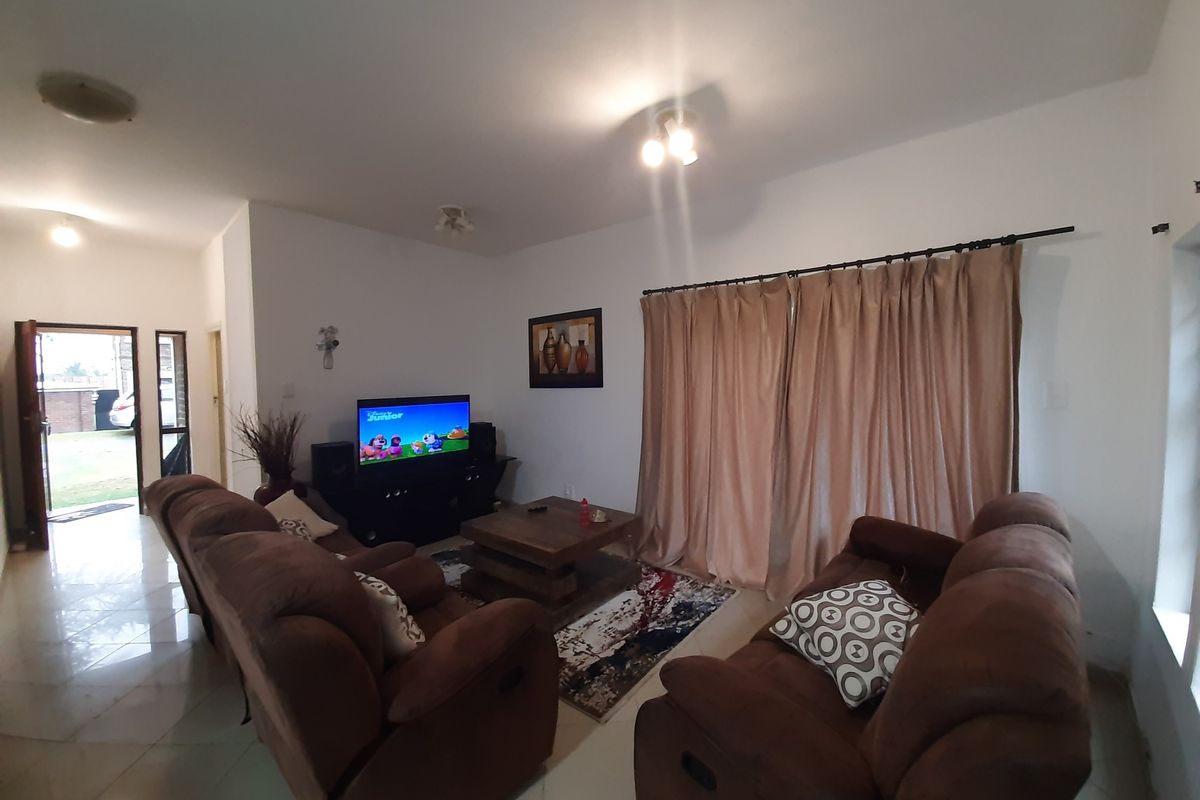 Lovely 3 bedroom affordable duplex in secure complex! - Photo 5