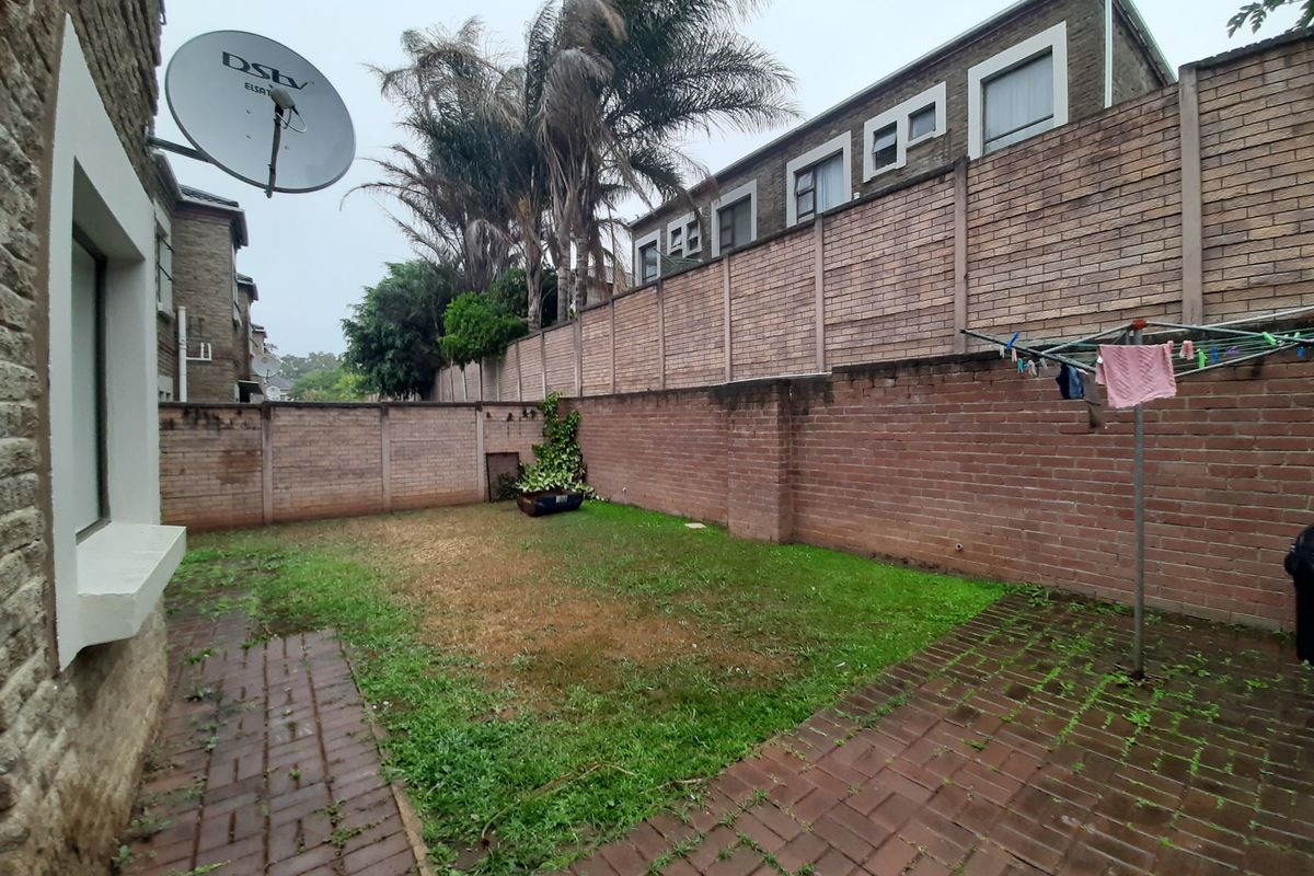 Lovely 3 bedroom affordable duplex in secure complex! - Photo 4